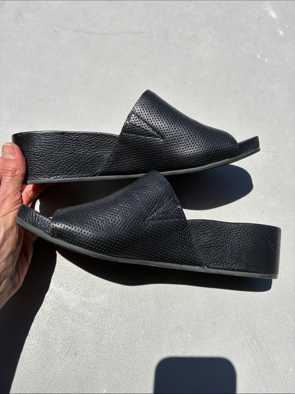 GENTLE SOULS BY KENNETH COLE GISELE BLACK LEATHER WEDGE SLIDE SANDAL SIZE 8.5 - Picture 6 of 9